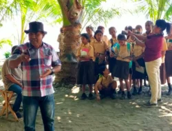 Sekdis DISARPUS Sikka Sosialisasikan Gerakan 30 Menit Membaca di SDN Bolawolon dan SDN Blatat