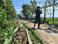 Satgas TMMD Bersama Warga Melangsir Begesting Besi Untuk Betonisasi Jalan*