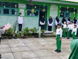 Bhabinkamtibmas Polsek Banggae Jadi Pembina Upacara, Tanamkan Disiplin dan Anti-Bullying di MI DDI Segeri Majene