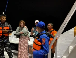 TIM SAR MEDIVAK 2 WNA SPANYOL AKIBAT LEMAS PUSING DAN MUNTAH SAAT BERWISATA DI PULAU PADAR LABUAN BAJO