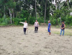 Pastikan Keberhasilan Ketahanan Pangan, Bhabinkamtibmas Polsek Sendana Pantau Jagung di Lalatedzong