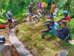 Karena Minim Perhatian Pemerintah, Warga Desa Kaleok Tetap Bergotong Royong Perbaiki Jalan Rusak Demi Kelangsungan Hidup Masyarakat