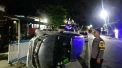Minibus Hantam Dua Rumah Warga di Majene, Satlantas Polres Majene Sigap Amankan Lokasi Kejadian