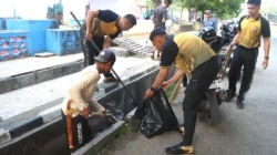 Dukung Gerakan Indonesia Bersih, Personel Polres Majene Ambil Bagian Dalam Kerja Bakti di Pasar Sentral dan Taman Kota