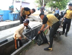 Dukung Gerakan Indonesia Bersih, Personel Polres Majene Ambil Bagian Dalam Kerja Bakti di Pasar Sentral dan Taman Kota