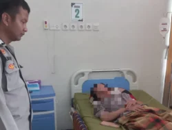 Bhabinkamtibmas Polsek Mamuju Cek Kondisi Perempuan RM dan Tiga Anaknya di Rumah Sakit