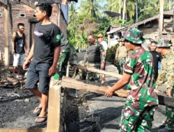 TNI Bantu Warga Bersihkan Puing Kebakaran di Matakali