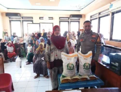 Bhabinkamtibmas Polsek Pamboang Kawal Penyaluran Bantuan Pangan CBP 2026 di Desa Bababulo