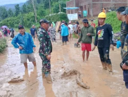 Tanah Longsor Terjang Matangnga, TNI Bantu Evakuasi Warga dan Bersihkan Material