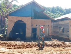 Di Tengah Lumpur Pascabanjir, Babinsa Tetap Hadir untuk Warga Matangnga