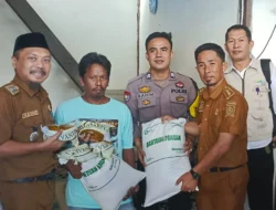 Bhabinkamtibmas Polsek Banggae Kawal Penyaluran Bantuan Pangan untuk 791 KK di Kelurahan Totoli