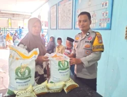 Bhabinkamtibmas Polsek Banggae Kawal Penyaluran Bantuan Pangan CBP 2026 di Baruga Dhua