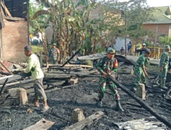 Dipimpin Danramil, TNI Bersama Warga dan Bhabinkamtibmas Bersihkan Puing Kebakaran di Desa Nepo