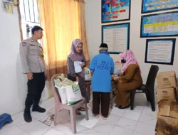 Bhabinkamtibmas Polsek Banggae Kawal Penyaluran Bantuan Pangan di Desa Buttu Baruga