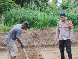 Bhabinkamtibmas Polsek Malunda Pantau Persiapan Lahan Semangka Warga Binaan di Galung
