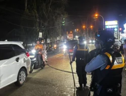Tim Patmor Polresta Mamuju Sigap Tangani Kemacetan Akibat Kabel Putus di Simpang 4 Taman Karema