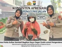Konsisten Apresiasi Pengguna Jalan, Ditlantas Polda Sulbar Kembali Bagikan Sayur Segar Gratis untuk Pengendara Tertib
