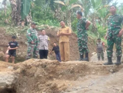 Danrem 142/Tatag Tinjau Pembangunan Jembatan Armco di Desa Kunyi, Tekankan Prajurit Dekat dengan Rakyat