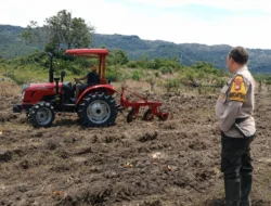 Bhabinkamtibmas Polres Majene Awasi Pemanfaatan Traktor Bantuan Dinas Pertanian untuk Dukung Swasembada Jagung di Tande
