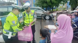 Jumat Berkah, Ditlantas Polda Sulbar Berbagi Makanan Gratis, Wujud Kepedulian Untuk Masyarakat