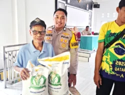 Bhabinkamtibmas Polsek Pamboang Kawal Penyaluran Bantuan Pangan, Warga Desa Adolang Dhua Terima Beras dan Minyak Goreng