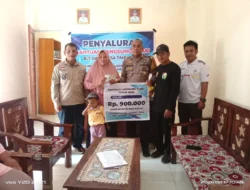 Bhabinkamtibmas Polsek Malunda Kawal Penyaluran BLT Tahap II di Desa Lombong Timur, Pastikan Tepat Sasaran dan Berjalan Lancar