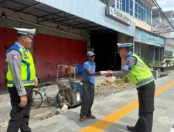 Tebar Kebahagiaan di Hari Jumat, Ditlantas Polda Sulbar Bagikan Makanan Gratis untuk Pejuang Jalanan