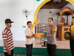 Sambut Hari Bhayangkara ke-80, Bhabinkamtibmas Polsek Banggae Gelar Bakti Religi dan Salurkan Bantuan Al-Qur’an serta Sajadah