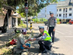 Ditlantas Polda Sulbar Tebar Berkah di Hari Jumat, Berbagi Makanan Gratis Untuk Pekerja Jalanan