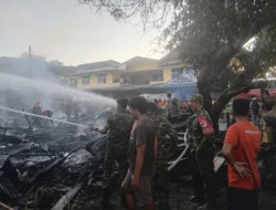 Mobil Damkar Kodim 1402/Polman Diterjunkan Padamkan Kebakaran Rumah Warga di Polewali