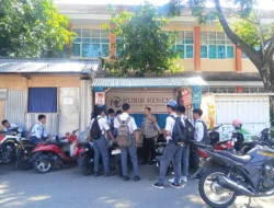 Sambangi Siswa SMKN 2 Majene, Bhabinkamtibmas Polsek Banggae Edukasi Pelajar Jauhi NAPZA dan Pergaulan Menyimpang