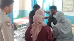 Tiga Orang Terluka Pada Kecelakaan di Jalur Trans Sulawesi Dusun Rawang, Personel Polsek Pamboang Bantu Evakuasi Korban