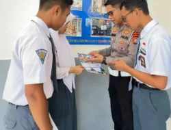 Ditlantas Polda Sulbar Pasang Mading Edukatif di SMA Negeri 1 Mamuju: Wadah Belajar Tertib dan Selamat