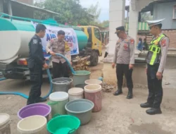 Atasi Kekeringan, Polres Polman Distribusikan 8.000 Liter Air Bersih, Warga Ucapkan Terima Kasih Tulus