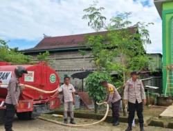 Warga Terdampak Kemarau Panjang, Polisi di Pasangkayu Salurkan Ribuan Liter Air Bersih