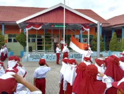 Kapolsek Banggae Jadi Pembina Upacara di SDN 17 Camba, Tanamkan Disiplin dan Kesadaran Hukum Sejak Dini