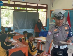 Ditlantas Polda Sulbar Bagikan Bendera Merah Putih di SD Lengke: Tanamkan Cinta Tanah Air Sejak Dini
