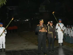 Di Bawah Pendar Obor Malam Sakral Kemerdekaan, Kapolda Sulbar Pimpin Janji Setia Jaga Kedaulatan Bangsa