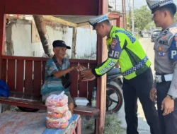 Ditlantas Polda Sulbar Tebar Kebaikan, Bagikan Makanan di Jalan Raya