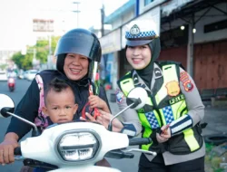 Manis dan Menawan, Polwan Ditlantas Polda Sulbar Peringati HUT ke-78 dengan Aksi Cinta Keselamatan di Jalan Raya