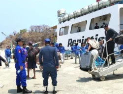 Pastikan Aktivitas Pelabuhan Aman, Sat Polair Majene Kawal Bongkar Muat KM Sabuk Nusantara 93
