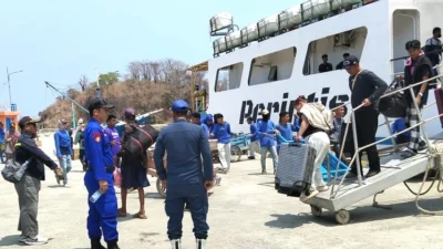 Pastikan Aktivitas Pelabuhan Aman, Sat Polair Majene Kawal Bongkar Muat KM Sabuk Nusantara 93