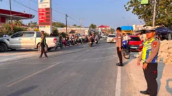 Antisipasi Antrean BBM, Personel Polres Majene Kawal Aktivitas di SPBU Lembang