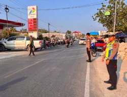 Antisipasi Antrean BBM, Personel Polres Majene Kawal Aktivitas di SPBU Lembang