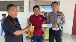 Samling Polantas Polda Sulbar Hadir di Tommo Mudahkan Urusan Administrasi dan Berbagi Minyak Goreng untuk Warga Taat Pajak