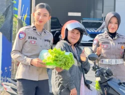 Pengendara Tertib di Mamuju Dapat Kejutan Manis Dari Polantas Polda Sulbar Pulang Bawa Sayur Segar