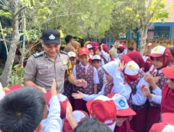 Polisi Go to School, Bhabinkamtibmas Polsek Banggae Tanamkan Disiplin dan Kesadaran Berlalu Lintas kepada Pelajar