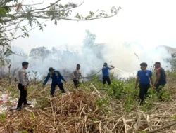 Polres Majene Bersama Damkar dan Warga Padamkan Kebakaran Lahan di Leppe, Api Berhasil Dikendalikan
