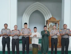 Sholat Dzuhur di Masjid Raya Suada, Kapolda Sulbar Silaturahmi dengan Imam dan Titip Doa untuk Tugas