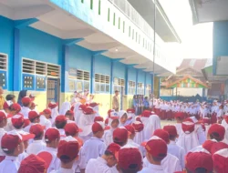 Polisi Go to School, Bhabinkamtibmas Polsek Banggae Tanamkan Disiplin dan Cegah Bullying di SDN 1 Saleppa